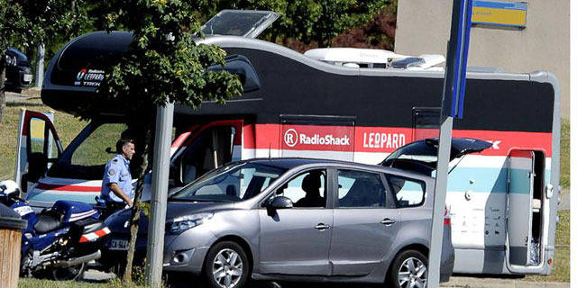 Un camping-car de RadioShack-Leopard fouillé par les douanes