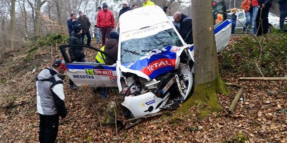 Une Voiture Dans Un Arbre Au Spa Rally L Accident Filme Par Un Spectateur Dh Les Sports